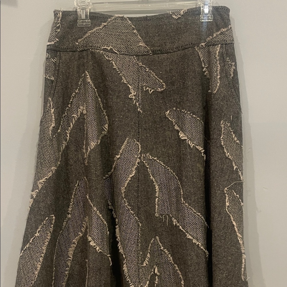 Elegant Gray Patterned Skirt unique design like new lined size 6 zip on side